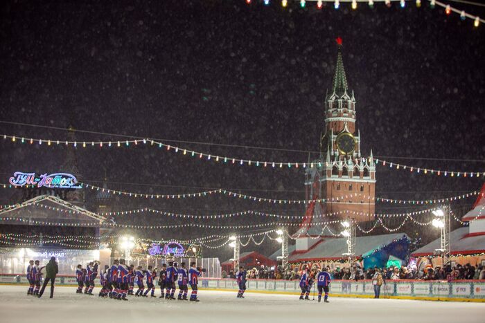 Выступление духового оркестра из Тувы. ГУМ-каток на Красной площади. в Москва. II Международный музыкальный фестиваль Валерия Халилова. 30 января 2022 года.